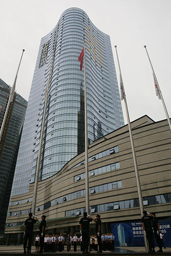 火狐电竞首次升旗仪式在通威国际中心举行