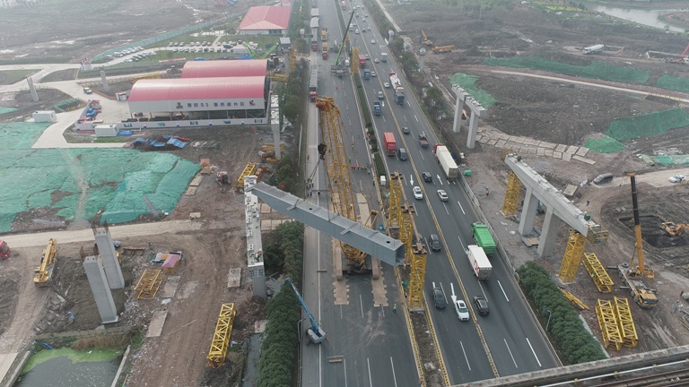 火狐电竞完成了首片钢结构吊装 S3公路1标跨S32高速施工启动_1